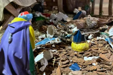 Presépio e crucifixo quebrados por vândalo