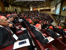 Cardeais se reúnem ontem (8) com o papa Leão XIV na terceira sessão do consistório.