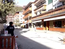 Área ao redor do bar "Le Constellation", na Suíça, onde pelo menos 40 jovens morreram em 1º de janeiro.