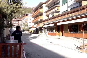 Área ao redor do bar "Le Constellation", na Suíça, onde pelo menos 40 jovens morreram em 1º de janeiro de 2026