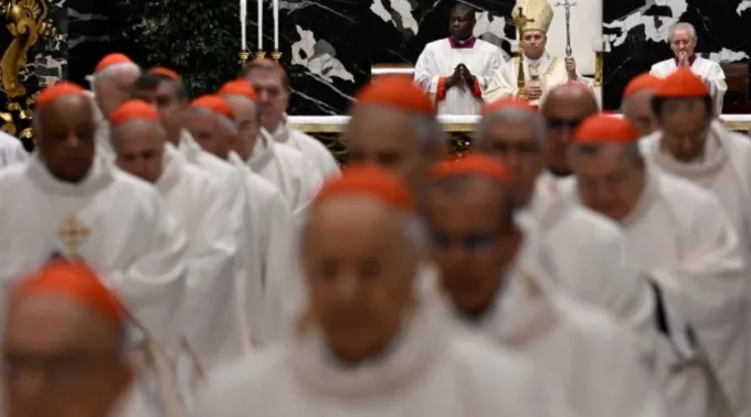 Cardeais participam de missa celebrada pelo papa Leão XIV no Vaticano em 8 de janeiro de 2026 ?? 