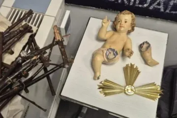 O Menino Jesus no presépio de Terrassa, Barcelona, Espanha, foi vandalizado no Natal de 2025