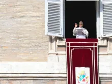 Papa Leão XIV na oração do Ângelus ontem (12) no Palácio Apostólico, no Vaticano.
