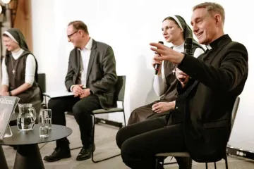 O arcebispo Georg Gänswein discursa num evento organizado pela revista católica Kelionė na Biblioteca Nacional da Lituânia, em Vilnius, Lituânia, em 7 de janeiro de 2026