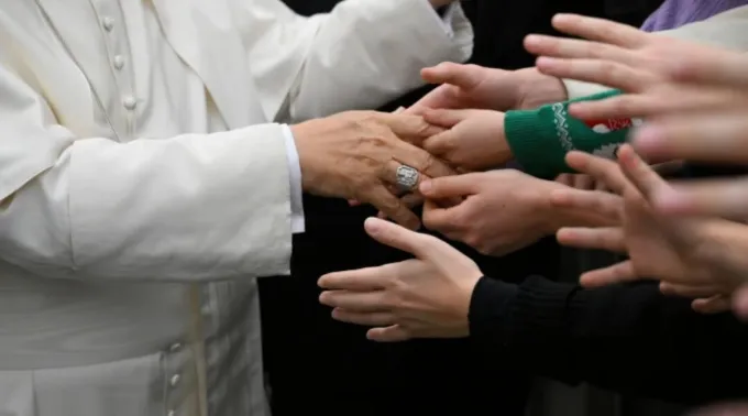 Papa Leão XIV cumprimenta fiéis na Aula Paulo VI, no Vaticano ?? 