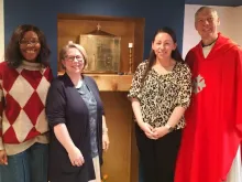 O cônego Simon Penhalagan, vigário episcopal para missões de Northampton, ao lado de membros da nova comunidade na Casa de Missão e Oração de Santa Elena.