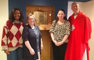 O cônego Simon Penhalagan, vigário episcopal para missões de Northampton, ao lado de membros da nova comunidade na Casa de Missão e Oração de Santa Elena.