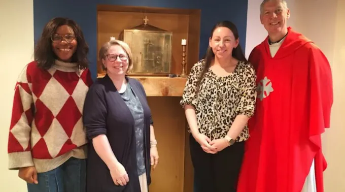 O cônego Simon Penhalagan, vigário episcopal para missões de Northampton, ao lado de membros da nova comunidade na Casa de Missão e Oração de Santa Elena ?? 