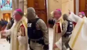 Vídeos de padres expulsando agentes do ICE de igrejas nos EUA que viralizaram são falsos