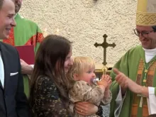 O bispo de Helsinque, Finlândia, Raimo Goyarrola, com uma família.