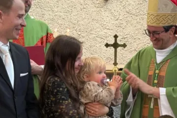 O bispo de Helsinque, Finlândia, Raimo Goyarrola, com uma família