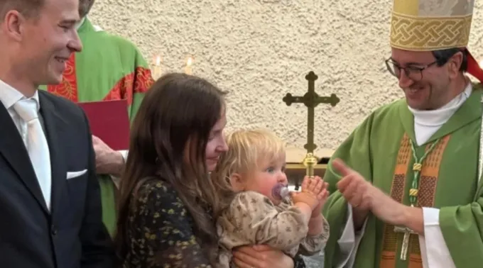 O bispo de Helsinque, Finlândia, Raimo Goyarrola, com uma família ?? 