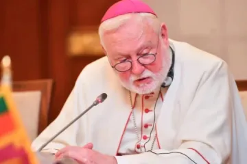 O secretário para as Relações com os Estados da Santa Sé, arcebispo Paul Richard Gallagher, discursa em entrevista coletiva de imprensa em 4 de novembro de 2025 em Colombo, Sri Lanka
