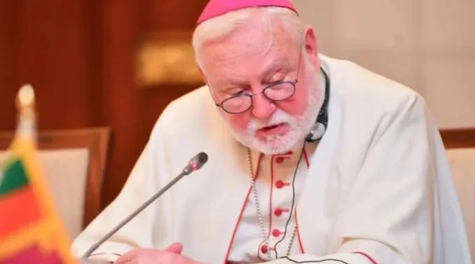 O secretário para as Relações com os Estados da Santa Sé, arcebispo Paul Richard Gallagher, discursa em entrevista coletiva de imprensa em 4 de novembro de 2025 em Colombo, Sri Lanka ?? 