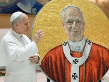 Papa Leão XIV ao lado do mosaico com sua imagem da Basílica de São Paulo Fora dos Muros, em Roma.