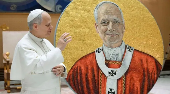 Papa Leão XIV ao lado do mosaico com sua imagem da Basílica de São Paulo Fora dos Muros, em Roma ?? 