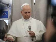 Papa Leão XIV em entrevista coletiva em avião, voltando a Roma.