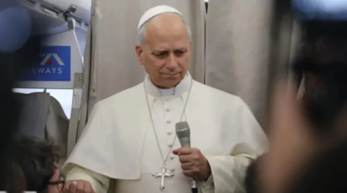 Papa Leão XIV em entrevista coletiva em avião, voltando a Roma ?? 