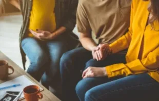 Casal e mulher grávida.