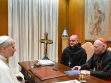 Foto de reunião ontem (14) no Palácio Apostólico, no Vaticano, do papa Leão XIV com o arcebispo da Cidade do México, cardeal Carlos Aguiar Retes, primaz do México, e o bispo-auxiliar da Cidade do México, Francisco Javier Acero Pérez, OAR.