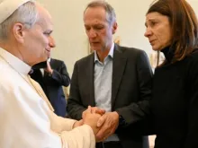 Papa Leão XIV cumprimenta hoje (15) no Vaticano familiares de vítimas de incêndio em Crans-Montana, Suíça, em 1° de janeiro.