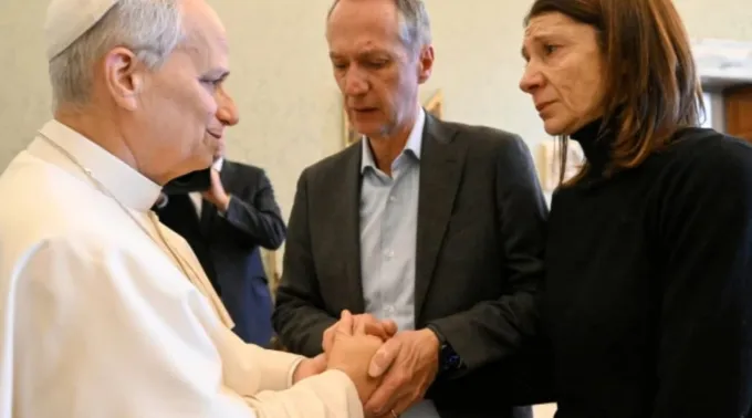 Leão XIV cumprimenta no Vaticano, em 15 de janeiro de 2026, familiares de vítimas de incêndio em Crans-Montana, Suíça, em 1° de janeiro de 2026 ?? 