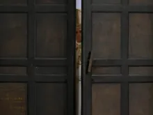 O papa Leão XIV fechou os grandes portões de bronze da basílica de São Pedro, no Vaticano, em 6 de janeiro, marcando o fim do Jubileu da Esperança.