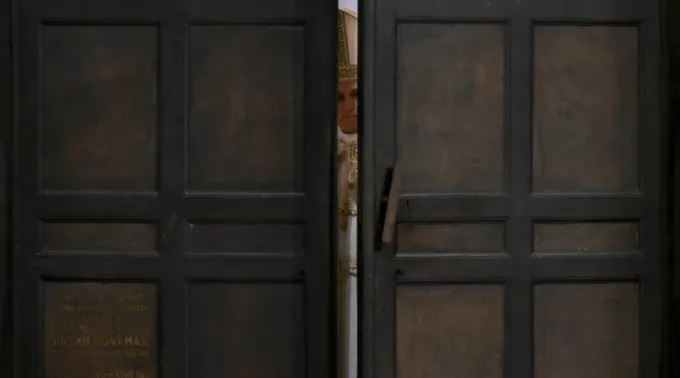 Leão XIV fechou os grandes portões de bronze da basílica de São Pedro, no Vaticano, em 6 de janeiro, marcando o fim do Jubileu da Esperança ?? 