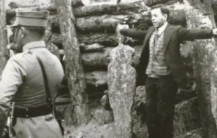 Beato padre Miguel Agustín Pro, mártir na Guerra Cristera no México, com os braços estendidos em  cruz antes de ser fuzilado em 23 de novembro de 1927.