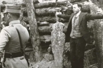 Beato padre Miguel Agustín Pro, mártir na Guerra Cristera no México, com os braços estendidos em  cruz antes de ser fuzilado em 23 de novembro de 1927