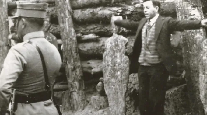 Beato padre Miguel Agustín Pro, mártir na Guerra Cristera no México, com os braços estendidos em  cruz antes de ser fuzilado em 23 de novembro de 1927 ?? 