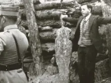 Beato padre Miguel Agustín Pro, mártir na Guerra Cristera no México, com os braços estendidos em cruz antes de ser fuzilado em 23 de novembro de 1927.