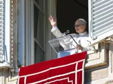 Papa Leão XIV hoje (18) na varanda do Palácio Apostólico, no Vaticano.