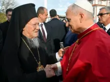 O papa Leão XIV cumprimenta o patriarca ecumênico ortodoxo Bartolomeu em Iznik em sua viagem à Turquia em novembro do ano passado.