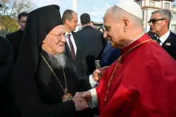 O papa Leão XIV cumprimenta o patriarca ecumênico ortodoxo Bartolomeu em Iznik em sua viagem à Turquia em novembro de 2025
