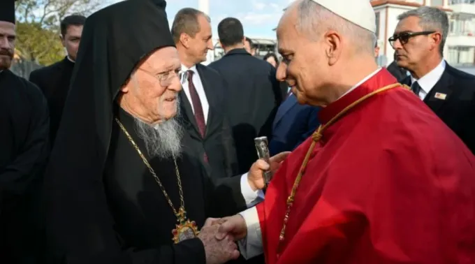 O papa Leão XIV cumprimenta o patriarca ecumênico ortodoxo Bartolomeu em Iznik em sua viagem à Turquia em novembro de 2025 ?? 