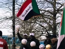 Pessoas com bandeiras do Sudão. Imagem referencial.