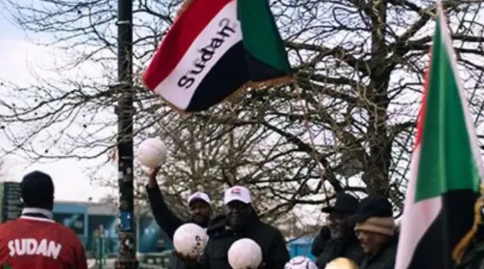 Pessoas com bandeiras do Sudão ?? 