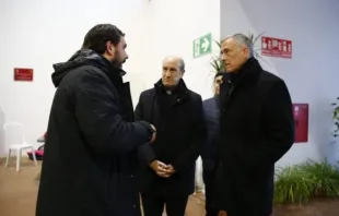 O bispo de Córdoba, Espanha, Jesús Fernández, (centro) e o pároco de Adamuz, Rafael Prados (esquerda).