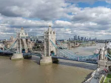 Londres, Inglaterra, com os arranha-céus de Canary Wharf ao fundo.