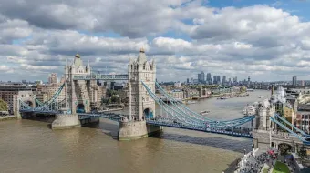 Londres, Inglaterra, com os arranha-céus de Canary Wharf ao fundo.