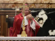 O arcebispo Gintaras Grušas de Vilnius, Lituânia, celebra missa na festa de são Lucas Evangelista para os delegados do Sínodo da Sinodalidade na basílica de São Pedro, no Vaticano, em 18 de outubro de 2023.