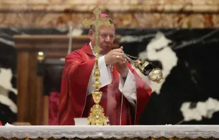 O arcebispo Gintaras Grušas de Vilnius, Lituânia, celebra missa na festa de são Lucas Evangelista para os delegados do Sínodo da Sinodalidade na basílica de São Pedro, no Vaticano, em 18 de outubro de 2023.