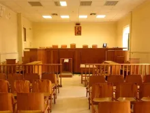 Processo que busca remover símbolos cristãos, inclusive ícones e obras de arte religiosas, de prédios públicos na Grécia teve início quando dois ateus solicitaram a remoção de ícones cristãos expostos em tribunais gregos.