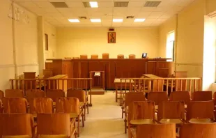 Processo que busca remover símbolos cristãos, inclusive ícones e obras de arte religiosas, de prédios públicos na Grécia teve início quando dois ateus solicitaram a remoção de ícones cristãos expostos em tribunais gregos.