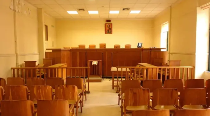 Processo que busca remover símbolos cristãos, inclusive ícones e obras de arte religiosas, de prédios públicos na Grécia teve início quando dois ateus solicitaram a remoção de ícones cristãos expostos em tribunais gregos ?? 