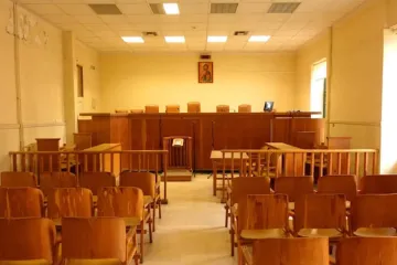 Processo que busca remover símbolos cristãos, inclusive ícones e obras de arte religiosas, de prédios públicos na Grécia teve início quando dois ateus solicitaram a remoção de ícones cristãos expostos em tribunais gregos