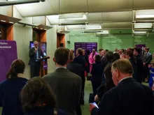 O deputado David Smith, enviado especial do Reino Unido para a liberdade de religião ou crença, discursa no lançamento parlamentar da Lista Mundial de Vigilância em 14 de janeiro de 2026.