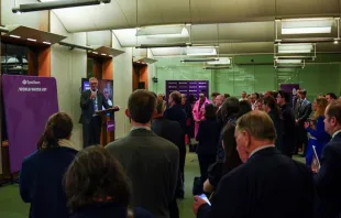 O deputado David Smith, enviado especial do Reino Unido para a liberdade de religião ou crença, discursa no lançamento parlamentar da Lista Mundial de Vigilância em 14 de janeiro de 2026.