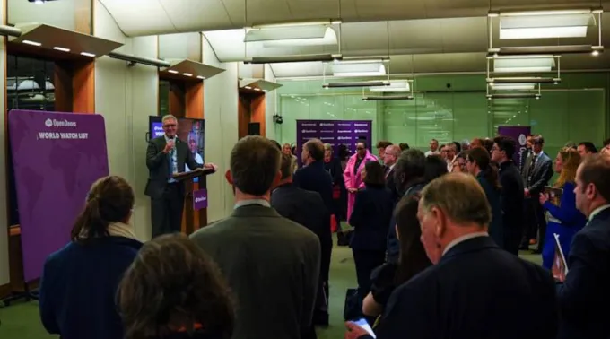 O deputado David Smith, enviado especial do Reino Unido para a liberdade de religião ou crença, discursa no lançamento parlamentar da Lista Mundial de Vigilância em 14 de janeiro de 2026 ?? 